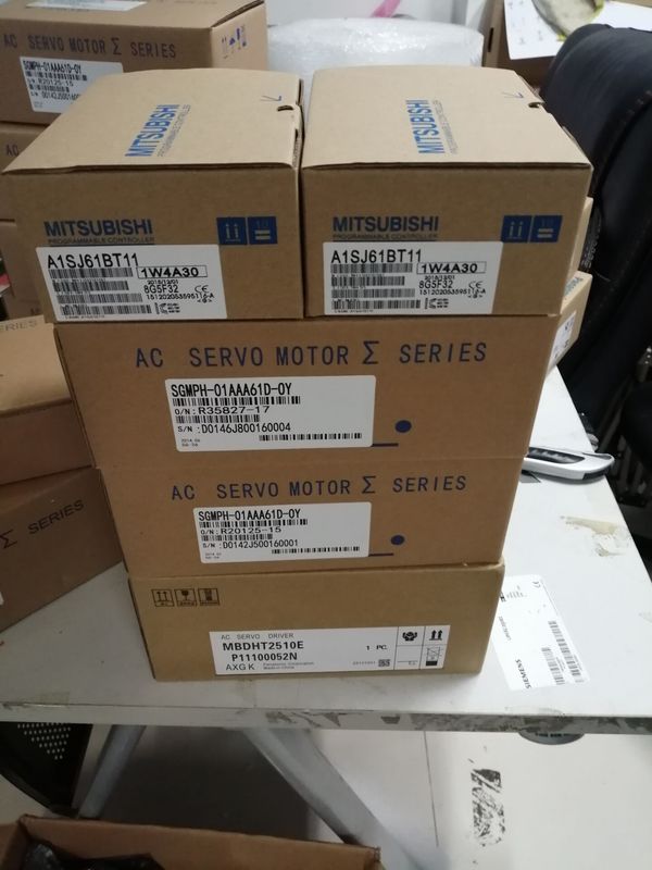 100 Watt 200V Small Powerful Servo Motors Yaskawa SGMPH-01A1A-YR21 Long Lifespan
